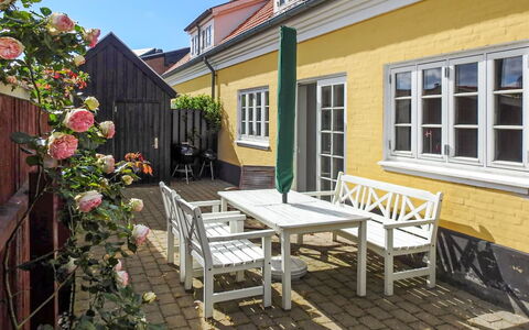 Tuulia - 1.1Km from the Sea: Hout, Dak, Architectuur, Huis, Huis, Verblijf, Siding, Hardwood, Helling, Landgoed