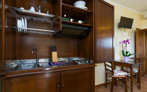 Vinci 956: Meubilair, Cabinetry, Gootsteen, Countertop, Kraan, Wastafel, Hout, Kamerplant, Gebouw, Verlichting