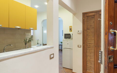 Vintage Apartment in Florence: Cabinetry, Gebouw, Kraan, Wastafel, Countertop, Deur, Interieur Ontwerp, Huis, Hout