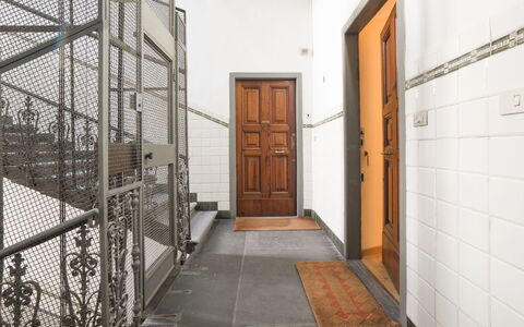 Duomo Suite: Deur, Hout, Gebouw, Interieur Ontwerp, Verdieping, Flooring, Onroerend Goed, Facade, Plafond
