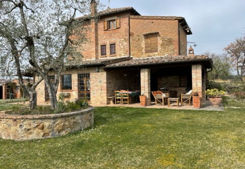 Villa Nibbiano: Fabriek, Lucht, Gebouw, Venster, Huis, Boom, Land Lot, Hout, Gras, Verblijf