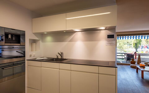 Buchtoase: Keuken, Toestel Van De Keuken, Interieur Ontwerp, Countertop, Major Appliance, Flooring, Cabinetry, Hout, Plafond, Verdieping