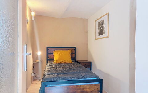 Mimosa: Bed, Meubilair, Slaapkamer, Muur, Hout, Laken, Verdieping, Flooring, Bedding, Interieur Ontwerp