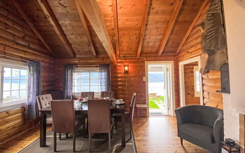 Krampehaugen: Meubilair, Venster, Stoel, Gebouw, Hout, Tafel, Verdieping, Flooring, Straal, Hardwood