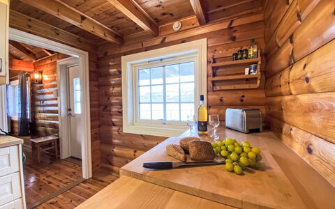 Krampehaugen: Eigendom, Venster, Meubilair, Cabinetry, Gebouw, Hout, Verlichting, Interieur Ontwerp, Verdieping, Beits