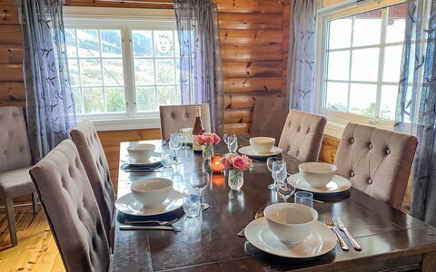Krampehaugen: Tafel, Meubilair, Tableware, Eigendom, Venster, Dishware, Stoel, Hout, Textiel, Drinkware
