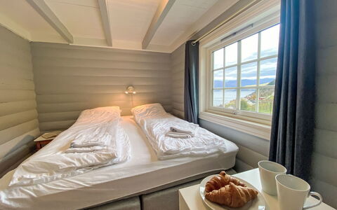 Krampehaugen: Tafel, Eigendom, Meubilair, Tableware, Venster, Comfort, Hout, Textiel, Interieur Ontwerp, Bed Frame