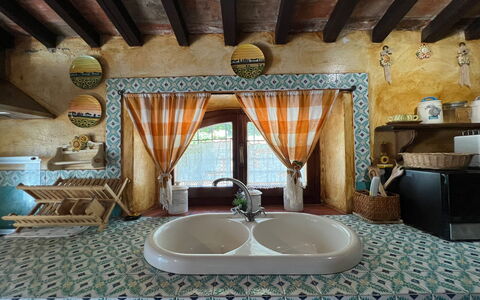 Villa Patrizia: Kraan, Loodgieterswerkinrichting, Eigendom, Gebouw, Blauw, Wastafel, Badkamer, Hout, Interieur Ontwerp, Huis