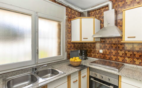 Villa Pedro: Hout, Interieur Ontwerp, Keuken, Countertop, Flooring, Major Appliance, Loodgieterswerkinrichting, Verdieping, Wastafel, Plafond