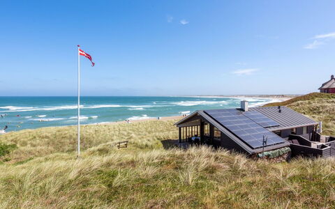 Arngrim - 100M from the Sea: Hout, Dak, Architectuur, Huis, Huis, Verblijf, Siding, Hardwood, Helling, Landgoed