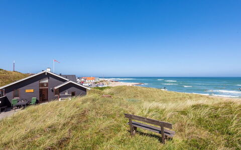 Arngrim - 100M from the Sea: Hout, Dak, Architectuur, Huis, Huis, Verblijf, Siding, Hardwood, Helling, Landgoed