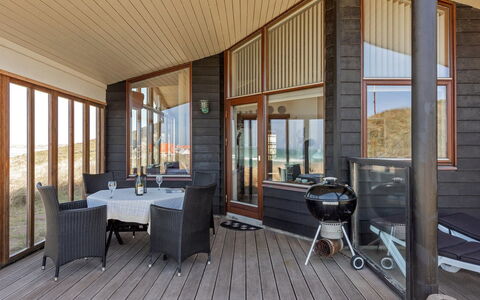 Arngrim - 100M from the Sea: Hout, Dak, Architectuur, Huis, Huis, Verblijf, Siding, Hardwood, Helling, Landgoed