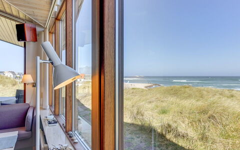 Arngrim - 100M from the Sea: Hout, Dak, Architectuur, Huis, Huis, Verblijf, Siding, Hardwood, Helling, Landgoed
