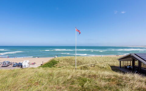 Arngrim - 100M from the Sea: Hout, Dak, Architectuur, Huis, Huis, Verblijf, Siding, Hardwood, Helling, Landgoed