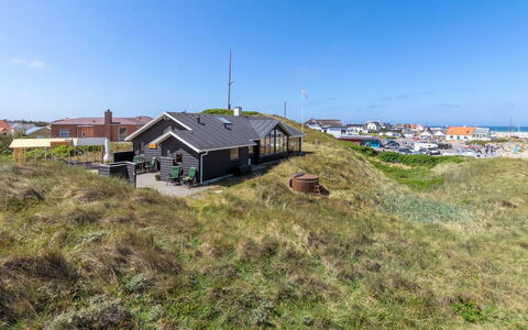 Arngrim - 100M from the Sea: Hout, Dak, Architectuur, Huis, Huis, Verblijf, Siding, Hardwood, Helling, Landgoed