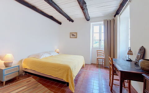 Penta: Meubilair, Bed, Slaapkamer, Muur, Flooring, Laken, Interieur Ontwerp, Verdieping, Bedding, Hout