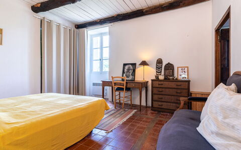 Penta: Meubilair, Eigendom, Comfort, Gebouw, Hout, Venster, Textiel, Interieur Ontwerp, Fotolijst, Bed Frame