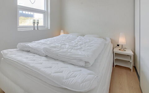 Ristana - 100M from the Sea: Slaapkamer, Bed, Bedding, Laken, Linens, Verdieping, Interieur Ontwerp, Bed Frame, Kamer, Plafond