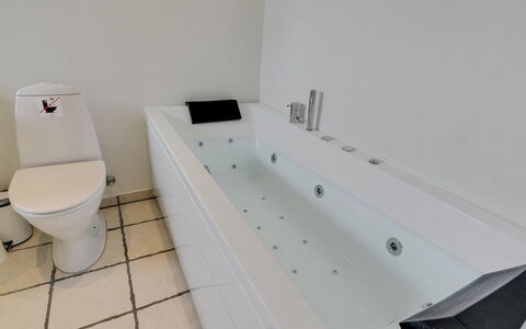 Ristana - 100M from the Sea: Loodgieterswerkinrichting, Badkamer, Flooring, Bad, Verdieping, Interieur Ontwerp, Loodgieter, Kraan, Samengesteld Materiaal, Kamer