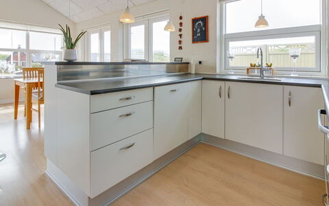 Ristana - 100M from the Sea: Flooring, Keuken, Countertop, Hout, Interieur Ontwerp, Cabinetry, Verdieping, Plafond, Huis, Toestel Van De Keuken