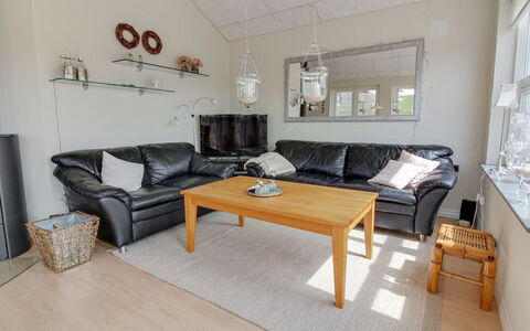 Ristana - 100M from the Sea: Meubilair, Bankstel, Interieur Ontwerp, Flooring, Hout, Woonkamer, Verdieping, Plafond, Houten Vloer, Kamer