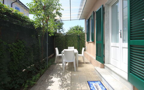 Villa Paola: Fabriek, Gebouw, Schaduw, Flooring, Verdieping, Huis, Woongebied, Gras, Venster, Stoel