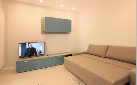 Villa Paola: Meubilair, Eigendom, Bankstel, Comfort, Gebouw, Interieur Ontwerp, Flooring, Televisie, Verdieping, Muur