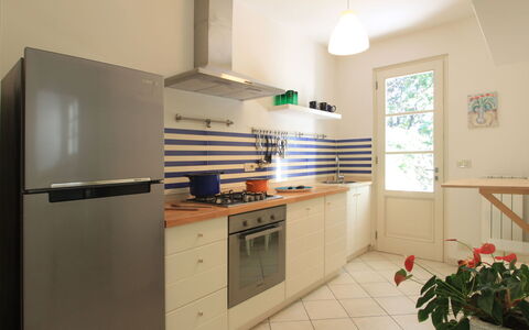 Villa Glicine: Cabinetry, Eigendom, Countertop, Fornuis, Toestel Van De Keuken, Bloem, Fabriek, Keuken, Gebouw, Hout