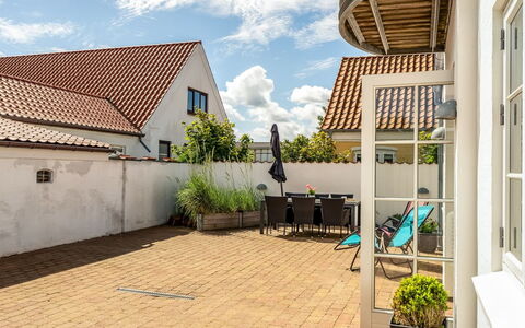 Springimile - 300M from the Sea: Huis, Dak, Buitenmeubels, Landgoed, Schaduw, Balkon, Villa, Stoel, Werf, Binnenplaats