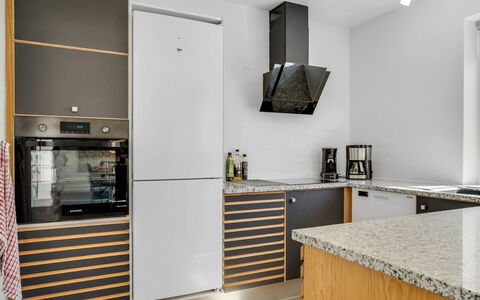 Springimile - 300M from the Sea: Toestel Van De Keuken, Keuken, Major Appliance, Flooring, Countertop, Huishoudapparatuur, Interieur Ontwerp, Hout, Cabinetry, Meubilair