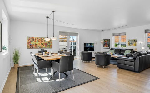 Springimile - 300M from the Sea: Meubilair, Interieur Ontwerp, Flooring, Bankstel, Verdieping, Plafond, Stoel, Woonkamer, Tafel, Hout