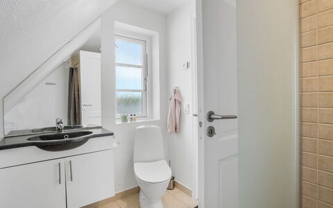 Springimile - 300M from the Sea: Loodgieterswerkinrichting, Flooring, Badkamer, Muur, Verdieping, Interieur Ontwerp, Hout, Wastafel, Toilet, Kraan