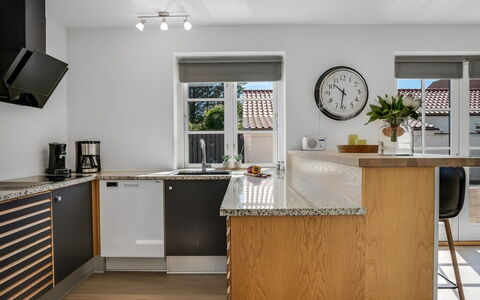 Springimile - 300M from the Sea: Meubilair, Countertop, Keuken, Cabinetry, Interieur Ontwerp, Flooring, Toestel Van De Keuken, Hout, Major Appliance, Huishoudapparatuur