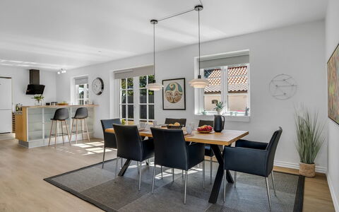 Springimile - 300M from the Sea: Meubilair, Interieur Ontwerp, Flooring, Stoel, Verdieping, Hout, Plafond, Keuken En Eettafel, Tafel, Eetkamer