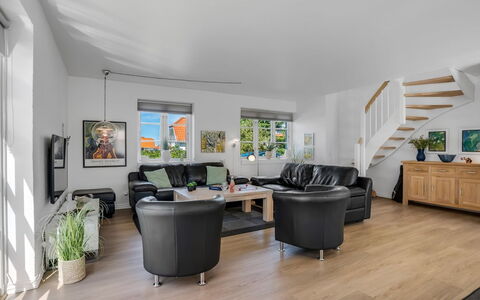 Springimile - 300M from the Sea: Meubilair, Interieur Ontwerp, Flooring, Bankstel, Verdieping, Hout, Plafond, Houten Vloer, Woonkamer, Kamer