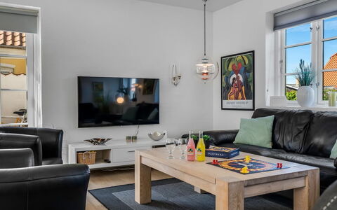 Springimile - 300M from the Sea: Meubilair, Interieur Ontwerp, Bankstel, Flooring, Woonkamer, Plafond, Kamer, Fotolijst, Verdieping, Televisie
