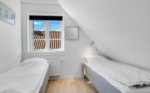 Springimile - 300M from the Sea: Hout, Slaapkamer, Bed, Verdieping, Bedding, Bed Frame, Laken, Appartement, Linens
