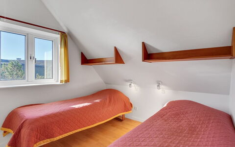 Oneida - 800M from the Sea: Muur, Flooring, Hout, Verdieping, Interieur Ontwerp, Slaapkamer, Plafond, Bed, Meubilair, Kamer