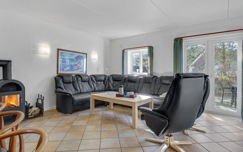 Oneida - 800M from the Sea: Meubilair, Interieur Ontwerp, Flooring, Plafond, Verdieping, Bankstel, Woonkamer, Kamer, Huis