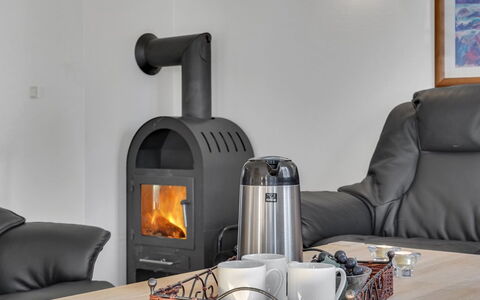 Oneida - 800M from the Sea: Flooring, Meubilair, Huishoudapparatuur, Houtkachel, Hardwood, Haard, Woonkamer, Houten Vloer, Fireplace, Beits