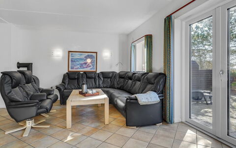 Oneida - 800M from the Sea: Meubilair, Interieur Ontwerp, Flooring, Verdieping, Plafond, Bankstel, Kamer, Huis, Woonkamer, Appartement