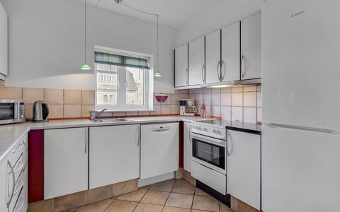 Oneida - 800M from the Sea: Toestel Van De Keuken, Keuken, Major Appliance, Flooring, Countertop, Verdieping, Interieur Ontwerp, Huishoudapparatuur, Plafond, Cabinetry