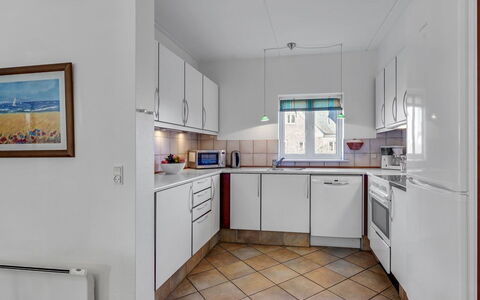 Oneida - 800M from the Sea: Keuken, Flooring, Toestel Van De Keuken, Major Appliance, Interieur Ontwerp, Verdieping, Countertop, Plafond, Cabinetry, Huishoudapparatuur