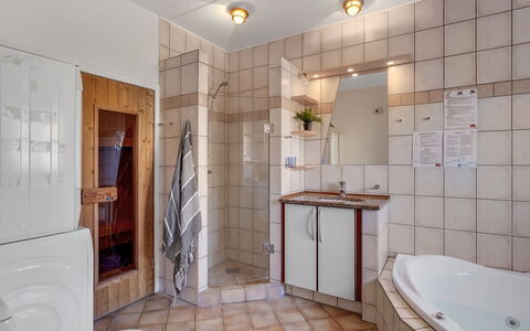 Oneida - 800M from the Sea: Flooring, Verdieping, Interieur Ontwerp, Loodgieterswerkinrichting, Plafond, Badkamer, Kamer, Loodgieter, Wastafel In De Badkamer, Wastafel