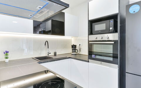 Sunset: Countertop, Cabinetry, Kraan, Eigendom, Wastafel, Gootsteen, Meubilair, Keuken, Fornuis, Loodgieterswerkinrichting
