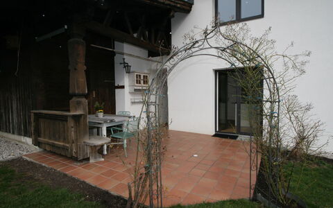 Lisa: Eigendom, Venster, Fabriek, Gebouw, Huis, Tafel, Deur, Hout, Veranda, Gras