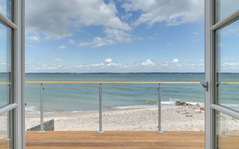 Elsabeth - 20M from the Sea: Blauw, Dag, Zwemwater, Hout, Horizon, Wolk, Zee, Oceaan, Kust En Oceanic Landvormen, Leuning