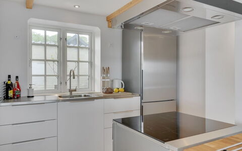 Elsabeth - 20M from the Sea: Keuken, Countertop, Flooring, Toestel Van De Keuken, Cabinetry, Interieur Ontwerp, Hout, Meubilair, Verdieping, Huishoudapparatuur