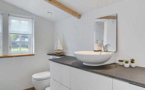 Elsabeth - 20M from the Sea: Badkamer, Loodgieterswerkinrichting, Wastafel In De Badkamer, Wastafel, Interieur Ontwerp, Flooring, Badkamerkast, Kraan, Verdieping, Loodgieter