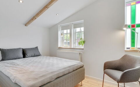 Elsabeth - 20M from the Sea: Interieur Ontwerp, Meubilair, Flooring, Bed, Verdieping, Slaapkamer, Hout, Plafond, Houten Vloer, Bedding